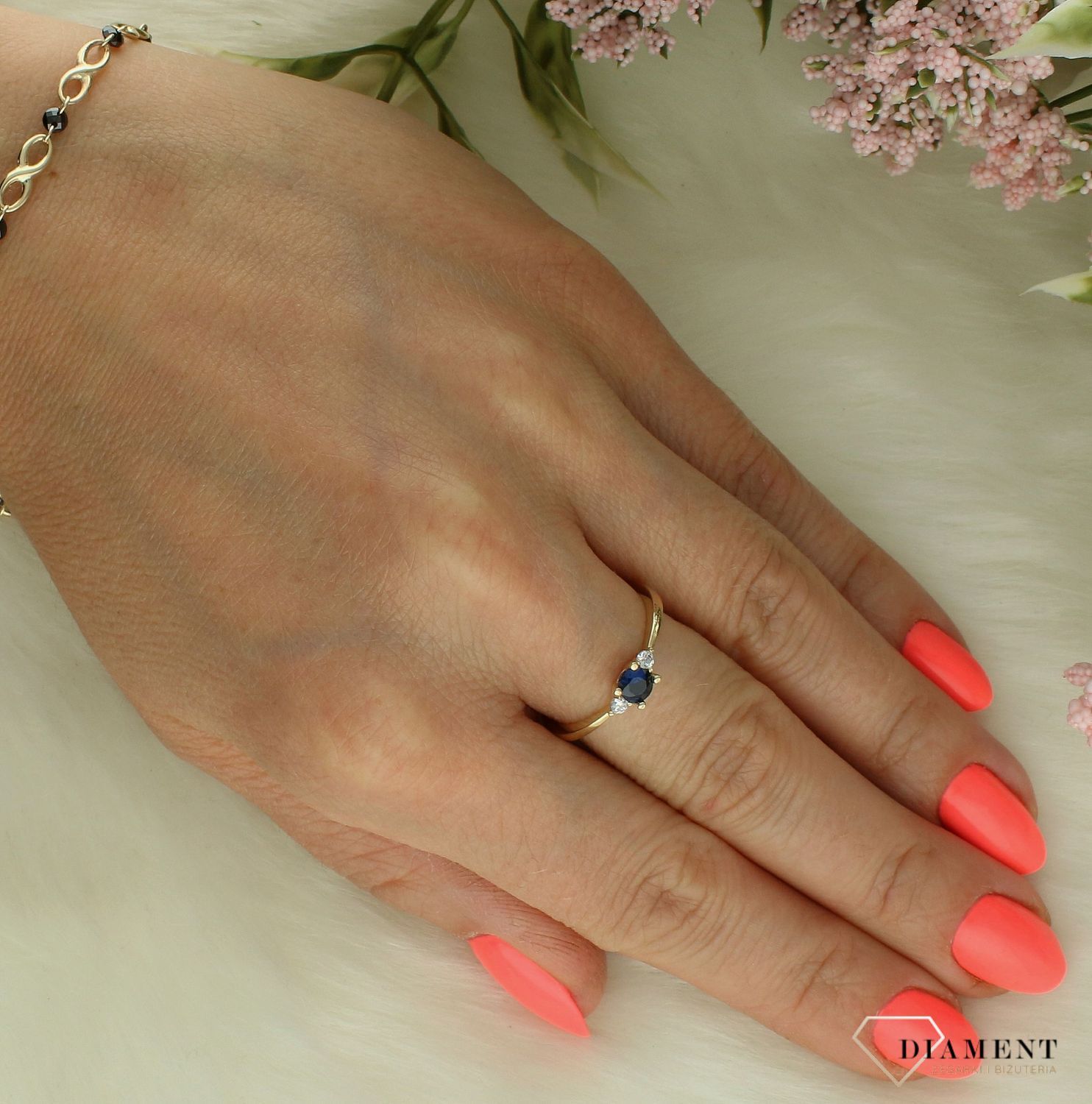 Złoty pierścionek damski 375 z granatową cyrkonią PI 6578B 375. Złoty pierścionek damski. Złoty pierścionek na prezent. Pierścionek złoty z cyrkoniami. Złoty pierścionek próby 375. Złoty pierścionek.  (1).jpg